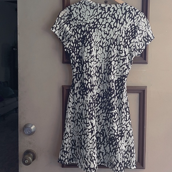 Abstract Black & Off-White Mini Dress - Picture 4 of 5